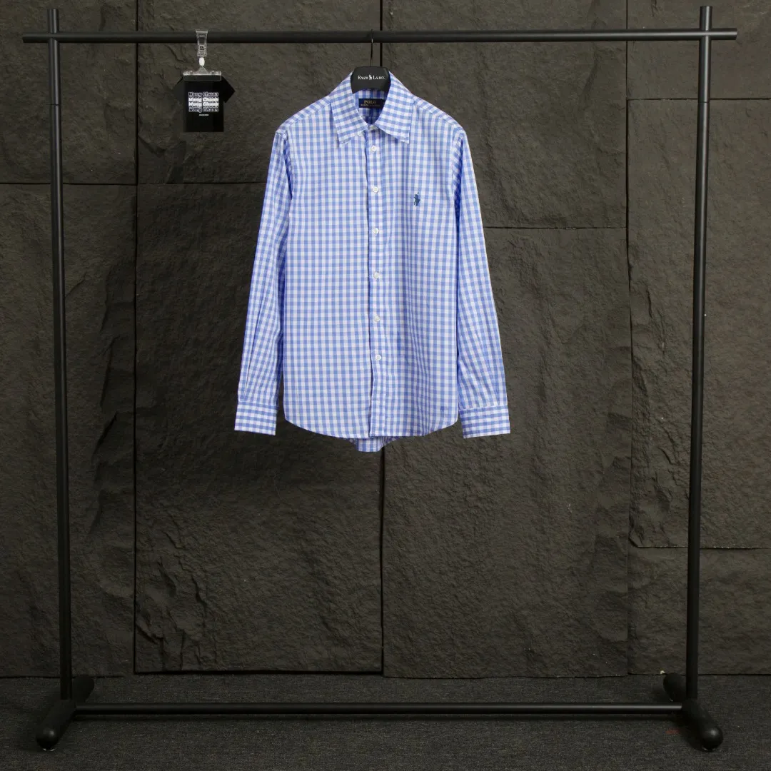 P240 Actual photo [Evergreen for all seasons] Style number: 25120# (on sale all year round) Color: light blue Size: S to XL - Ralph Lauren/Ralph Lauren 2025SS Four seasons commuting style poplin cotton casual color 0.8 check blue checkered blue label long-sleeved shirt - 100% restored workmanship. The entire garment is covered with seams and clean edges. The upper back has been reorganized for a better fit. ✅ - 100% cotton poplin cotton feels smooth. Pre-car washing treatment makes the yarn tighter ✅ - Custom-dyed original pearlescent white buttons with different sizes ✅ - Special shaped chiffon foil is included in the collar door tube, which is not easy to deform and pull ✅ - RL refreshing plaid shirt is more naughty and colorful than the simplicity of the solid color shirt. It can be salty or sweet. Daily travel and travel, the production rate is very high